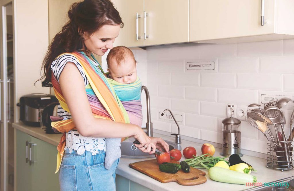 Mom preparing food with her baby to have the best breastfeeding diet